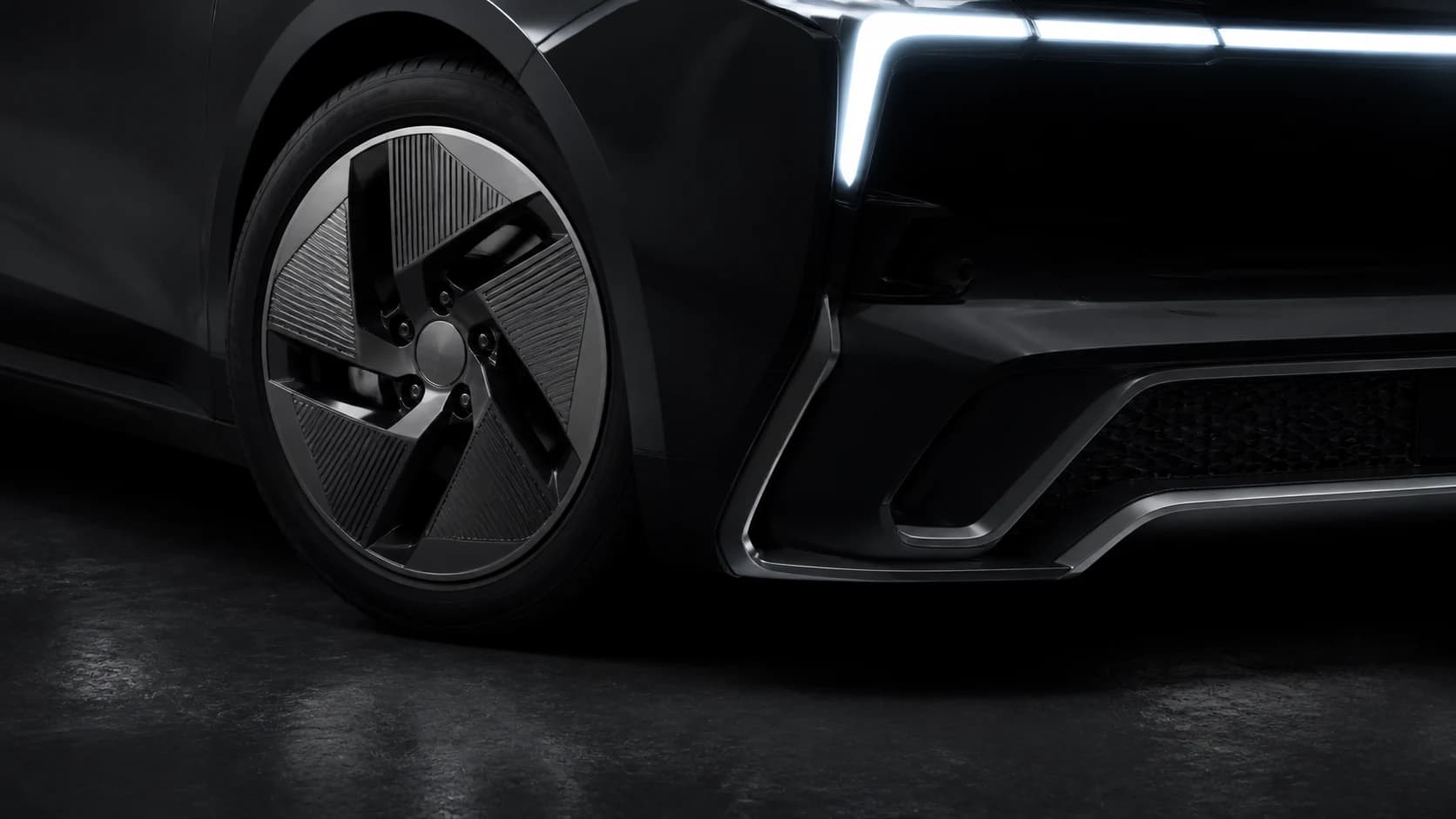 Close view of the Nyra's 18-inch Aero wheel and front air curtain